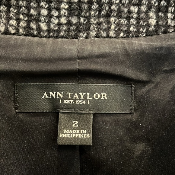 Chic Tweed Ann Taylor Jacket; Size 2 - Picture 4 of 10